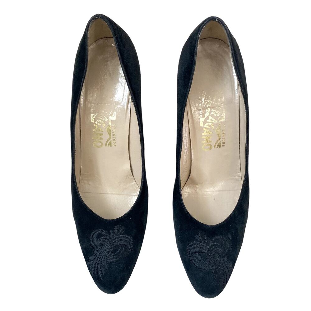 vintage Salvatore Ferragamo pumps black suede Heels & embroidered pointed toes 7